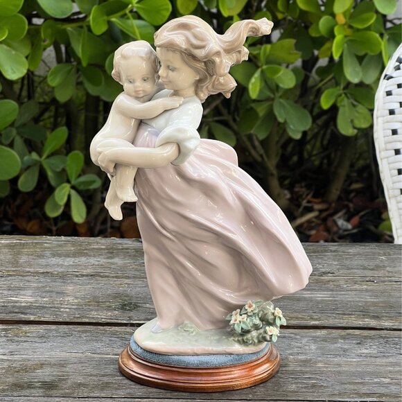 Lladro Figurine Playing Mom Girl With Baby & Flowers #6681 Retired with Box - Picture 5 of 16